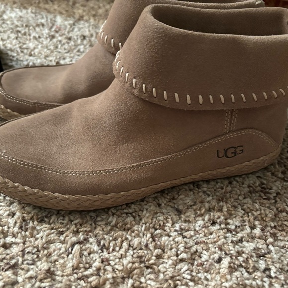 UGG, tan boot zips up the back of the foot very comfort - Picture 3 of 10